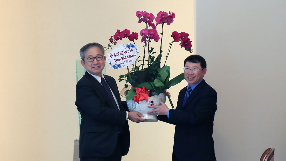Chairman of Provincial People’s Committee Le Anh Duong extends New Year greetings to Embassy of...