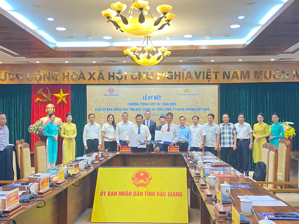 Bac Giang province and Vietnam Airlines sign comprehensive cooperation program in 2022-2026 period