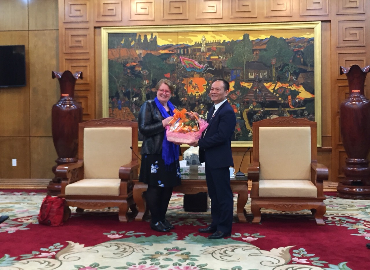Provincial Permanent Vice Chairman Lai Thanh Son receives representative of YWAM