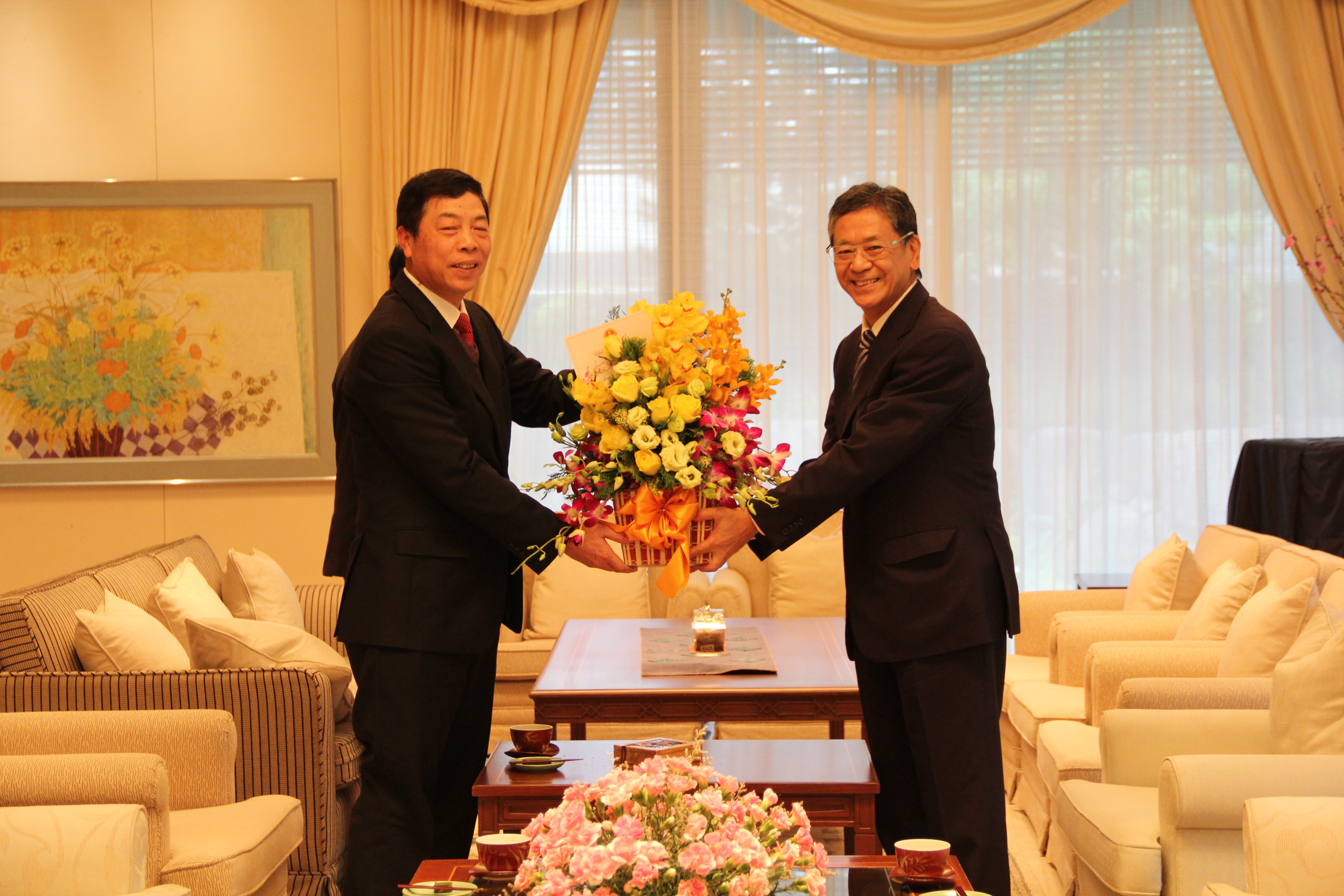 CHAIRMAN OF BAC GIANG PROVINCE PAYS A COURTESY VISIT AND GREETS NEW YEAR TO JAPANESE AMBASSADOR...