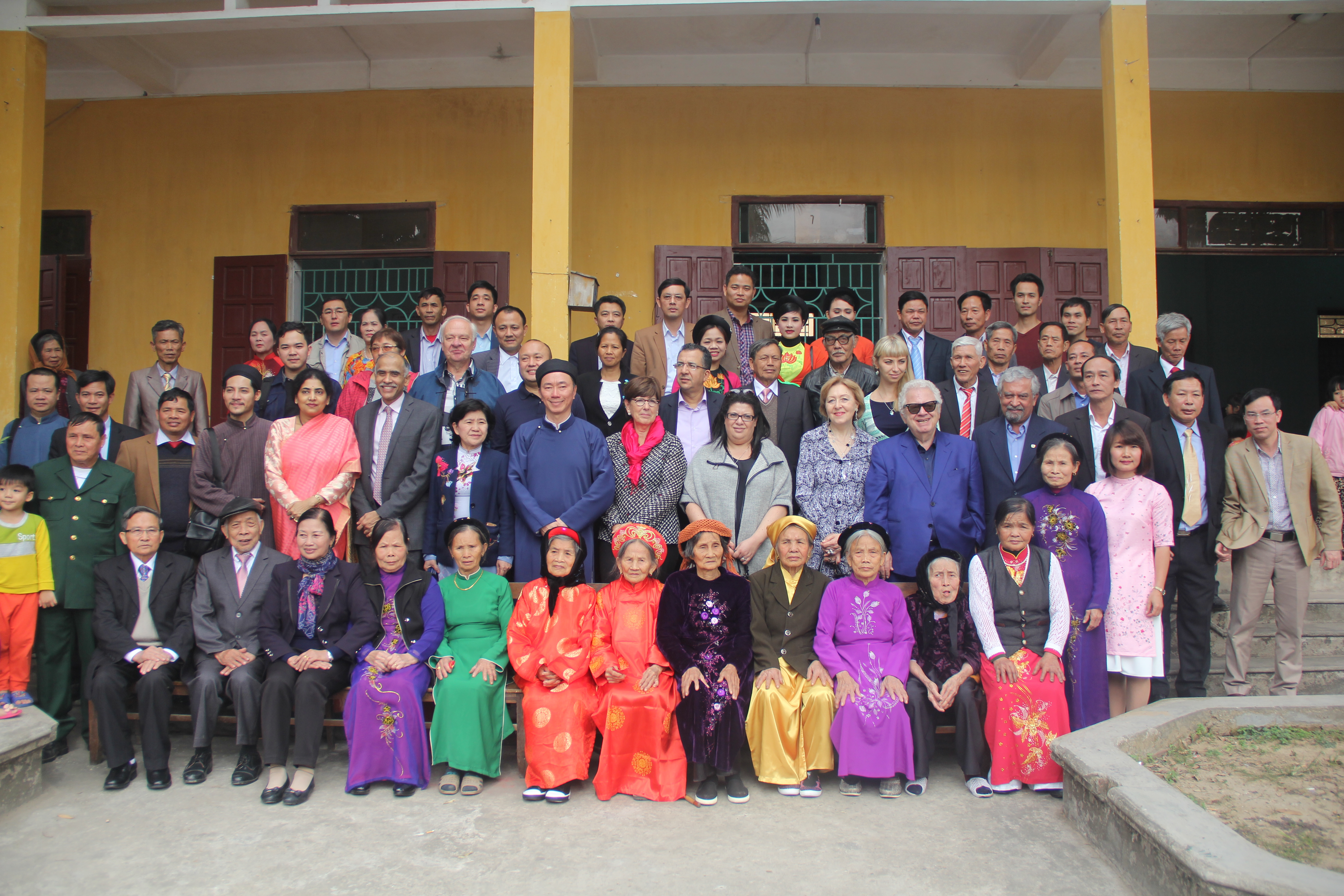 A delegation of ambassadors to Vietnam attended the program “going to the hometown to enjoy Lunar...