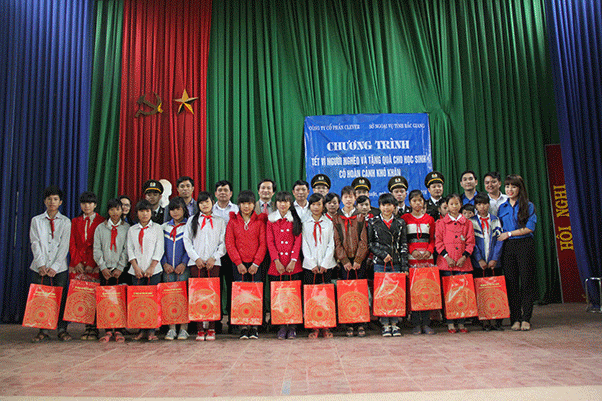 Bac Giang DOFA joining hand to give the poor a warmer Tet holiday